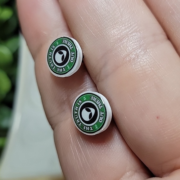 The Truth is Out There Alien Stud Earrings, unisex - Picture 4 of 6